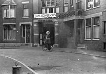 811703 Gezicht op de voorgevel van het Garagebedrijf Jan Jongerius (Frederik Hendrikstraat 126) te Utrecht.